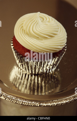 Still Life of Red Velvet Cupcake avec de fromage fondu c'est au fleuret tasse sur un plateau d'argent Copy Space Banque D'Images