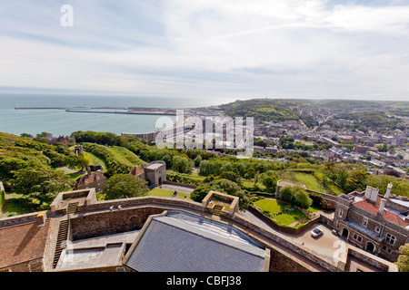 Une vue du haut de la Grande Tour, le château de Douvres, le Port de Douvres Douvres, en Angleterre. Banque D'Images