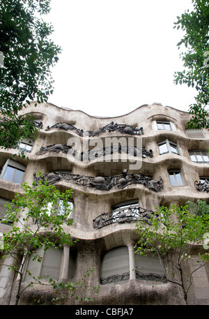 Vue extérieure à la recherche jusqu'à la façade de la Casa Mila Banque D'Images