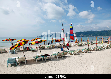 Maison de vacances sur la plage avec chaises longues et parasols sur la plage de Patong Beach, Patong, Phuket, Thailand Banque D'Images