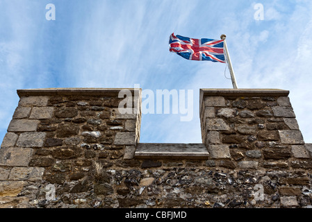 Le drapeau britannique, l 'Union Jack' vole au sommet de la Grande Tour, le château de Douvres, Douvres, en Angleterre. Banque D'Images