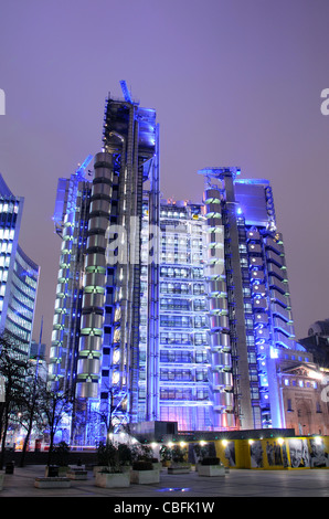 Vue de nuit de la Lloyds Building dans la ville de Londres illuminée en bleu clair Banque D'Images