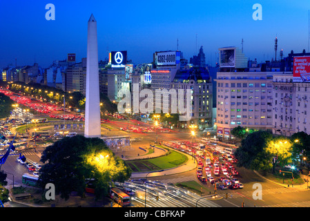 9 de Julio Avenue. vue aérienne, et l'Obélisque (obélisque) et des traces de voiture, au crépuscule. Buenos Aires, Argentine, Amérique du Sud. Banque D'Images