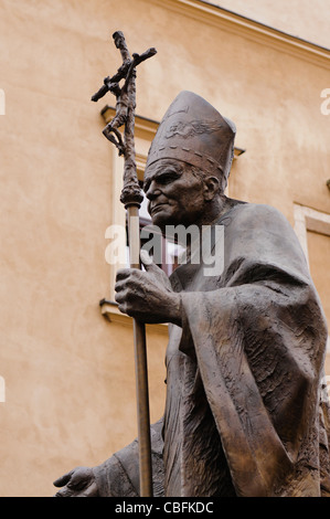 Statue du Pape Jean Paul II à la colline de Wavel, Cracovie, Pologne Banque D'Images