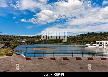 Lac Lucrino et le Monte Nuovo Hill dans le champs Phlégréens Naples Pozzuoli Campania Italie du Sud Réserve Régionale Banque D'Images