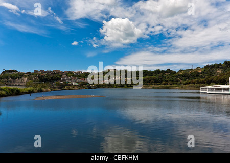 Lac Lucrino et le Monte Nuovo Hill dans le champs Phlégréens Naples Pozzuoli Campania Italie du Sud Réserve Régionale Banque D'Images