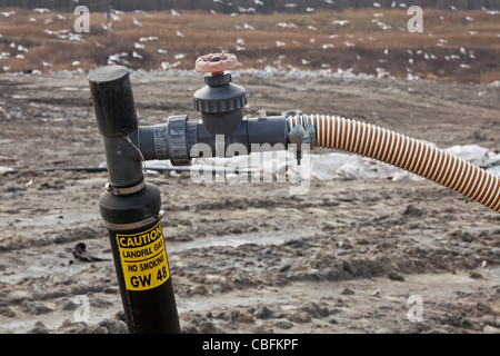 Un puits de gaz méthane à partir de la collecte des déchets en décomposition au St. Clair du comté de Smith's Creek d'enfouissement. Banque D'Images