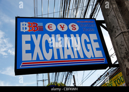 Service de Change signe pour échanger de l'argent de la publicité à Patong, Phuket, Thailand Banque D'Images