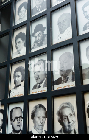 Photos de victimes juives de l'holocauste nazi dans les fenêtres de l'usine d'Oskar Schlinder, Cracovie Banque D'Images