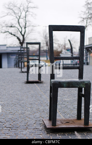 Installation à Art Plac Bohaterow Getta pour commémorer l'holocauste juif comprenant 70 grandes chaises en fer Banque D'Images