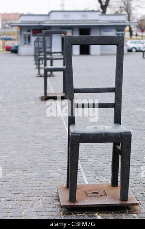 Installation à Art Plac Bohaterow Getta pour commémorer l'holocauste juif comprenant 70 grandes chaises en fer Banque D'Images