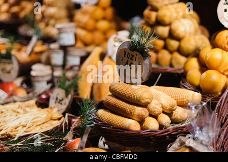 Pain de tradition polonaise en vente au marché de Noël, Cracovie, y compris 'traditionnels' Kozy rolls remplie de fromage de chèvre Banque D'Images