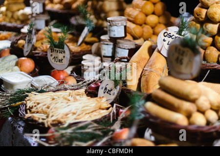Pain de tradition polonaise en vente au marché de Noël, Cracovie, y compris les rouleaux de fromage Bryndza Banque D'Images