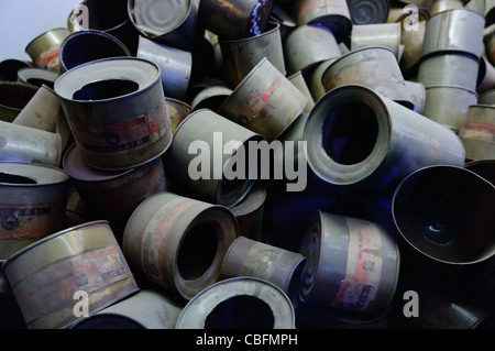 Les boîtes de Zyklon-B (Cyclob-B) au camp de concentration Nazi Auschwitz I utilisé dans les chambres à gaz pour exterminer les détenus Banque D'Images