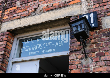 La porte dans le bloc 21, Chirurgishche (chirurgie) et l'hôpital Krankenbau (cour intérieure) à Auschwitz I camp de concentration Nazi Banque D'Images