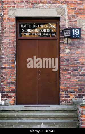 La porte dans le bloc 19, le bloc Schonungsblock (convalescence) à Auschwitz camp de concentration Nazi. En réalité, il a été utilisé pour les expériences. Banque D'Images