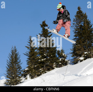 Divers photos prises à Avoriaz en France. Comprend les skieurs et surfeurs faisant des tours et des sauts. Banque D'Images