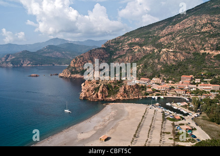 Vue sur la plage et le fort de Genoan dans la ville de Porto, sur le golfe de Porto, sur la côte ouest de l'île de Corse, en France. Banque D'Images