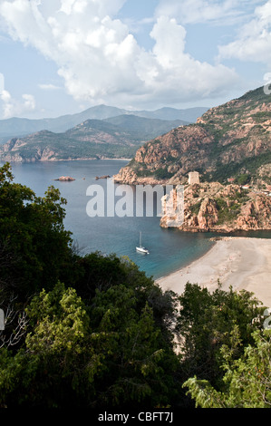 Vue sur la plage et le fort de Genoan dans la ville de Porto, sur le golfe de Porto, sur la côte ouest de l'île de Corse, en France. Banque D'Images