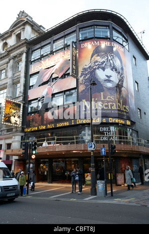 Queens theatre montrant les miserables les théâtres de West End de Londres Angleterre Royaume-Uni Royaume-Uni Banque D'Images