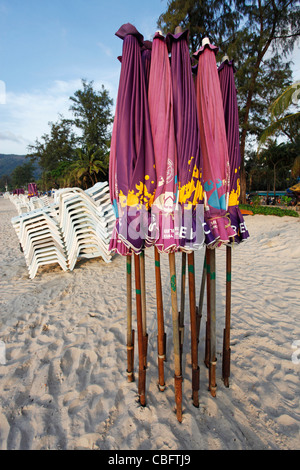 Maison de vacances sur la plage avec chaises longues et parasols sur la plage de Patong Beach, Patong, Phuket, Thailand Banque D'Images