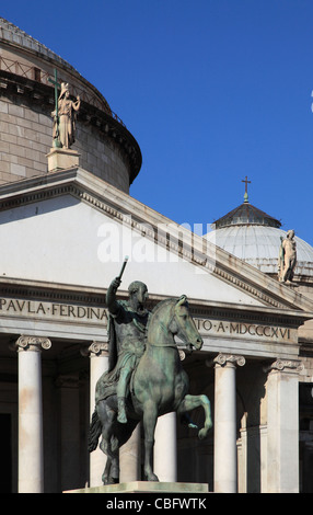 L'Italie, Campanie, Naples, l'église San Francesco di Paola, statue de Charles III, Banque D'Images