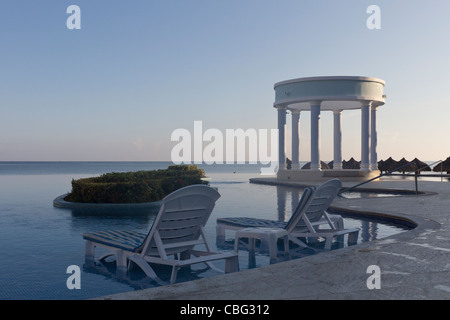 Piscine à débordement, un complexe touristique de luxe, Montego Bay, Jamaïque Banque D'Images