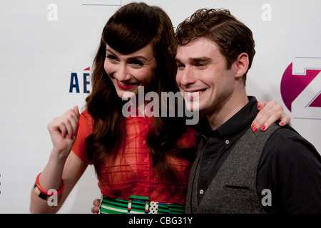 KARMIN marche le tapis rouge à Z100's Jingle Ball 2011 au Madison Square Garden de New York City Banque D'Images