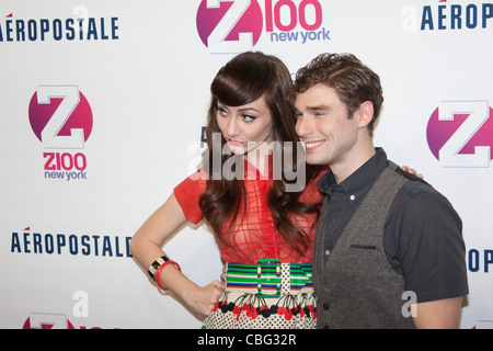 KARMIN marche le tapis rouge à Z100's Jingle Ball 2011 au Madison Square Garden de New York City Banque D'Images