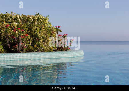 Piscine à débordement, un complexe touristique de luxe, Montego Bay, Jamaïque Banque D'Images