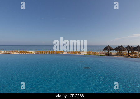 Piscine à débordement, un complexe touristique de luxe, Montego Bay, Jamaïque Banque D'Images