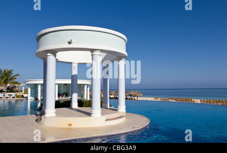 Piscine à débordement, un complexe touristique de luxe, Montego Bay, Jamaïque Banque D'Images