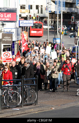 GMB syndicalistes inscrivez-vous les réductions de pensions du secteur public mars et rallye, le 30 novembre 2011, Bristol, Royaume-Uni. Banque D'Images