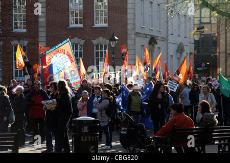 GMB syndicalistes inscrivez-vous les réductions de pensions du secteur public mars et rallye, le 30 novembre 2011, Bristol, Royaume-Uni. Banque D'Images