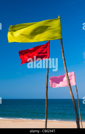 Des drapeaux colorés flottant au vent sur une plage Banque D'Images