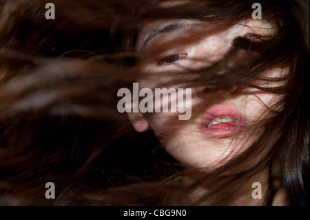 Young woman moving ses cheveux Banque D'Images