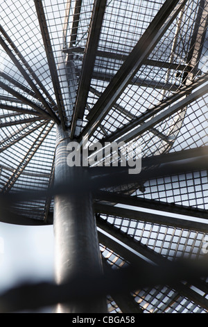 Un escalier en métal, directement en dessous Banque D'Images