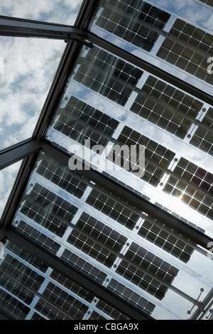 Sous une rangée de panneaux solaires sur un toit ouvert avec sky en arrière-plan Banque D'Images