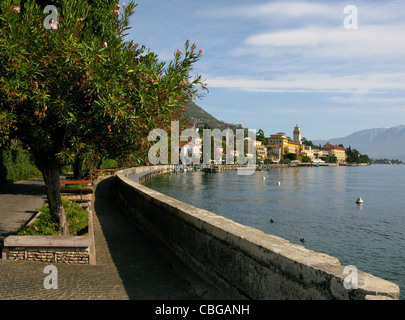 Chemin au bord du lac à Gardone Riviera, sur les rives du lac de Garde, la fin de l'été soleil sur l'eau Banque D'Images