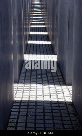 À l'intérieur de l'Holocaust Memorial conçu par Peter Eisenman et Buro Happold, Berlin, Allemagne (mono version disponible au CBGAY6) Banque D'Images