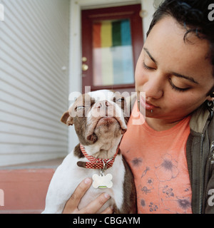 Une femme tenant son chien Banque D'Images