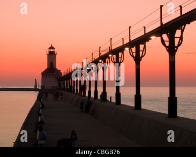 Coucher du soleil à Michigan City, Michigan ville phare de l'Indiana. Banque D'Images