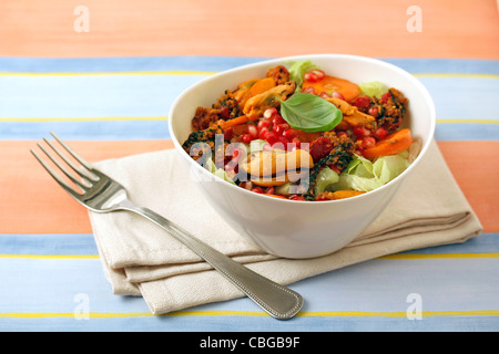 Salade avec des moules et des grenades. Recette disponible. Banque D'Images
