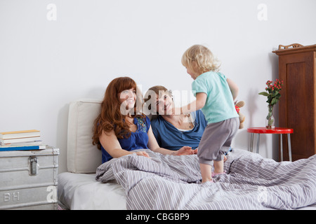 Un enfant de sauter sur son lit des parents Banque D'Images