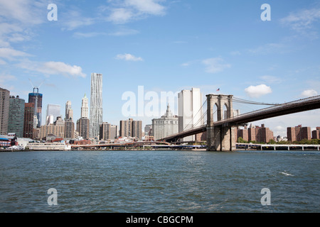 Le Pont de Brooklyn et Manhattan skyline vue à travers l'East River Banque D'Images