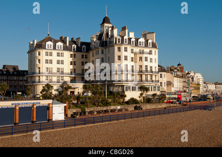 EASTBOURNE, Angleterre, 12 décembre 2011 - L'hôtel Queens en front de mer à Eastbourne. Banque D'Images