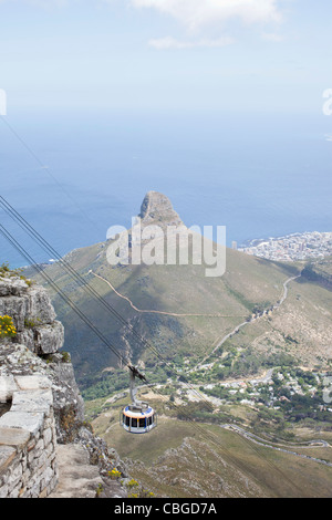 Cable car voyageant à partir du haut de la Montagne de la table Banque D'Images