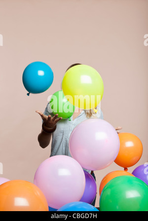 Femme jouant avec des ballons Banque D'Images