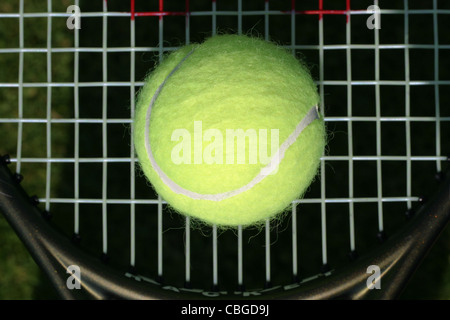 Images abstraites d'équipement sportif. Raquette de tennis et la balle Banque D'Images