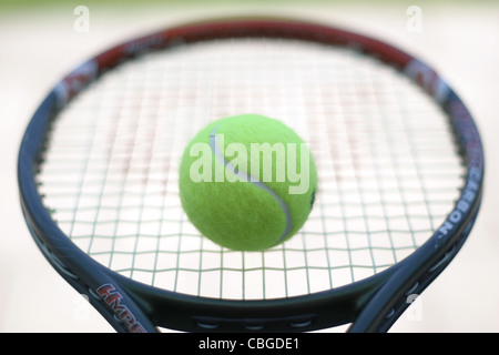 Images abstraites d'équipement sportif. Raquette de tennis et la balle Banque D'Images